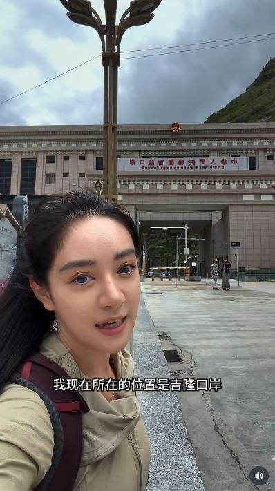 「末日山洪」奇蹟!中國女孩jiaqisky,在吉隆口岸準備健行,臨時改變行程躲過死劫,劫後餘生拍影片說「我還活著」4個字逼哭全網。(圖/翻攝自IG @jiaqisky1123)
