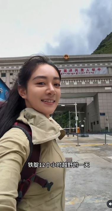 「末日山洪」奇蹟!中國女孩jiaqisky,在吉隆口岸準備健行,臨時改變行程躲過死劫,劫後餘生拍影片說「我還活著」4個字逼哭全網。(圖/翻攝自IG @jiaqisky1123)
