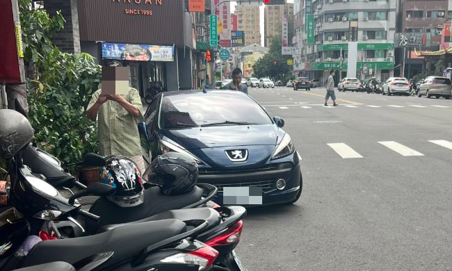 75歲伯無照撞人想私了還嗆：老子有錢不怕