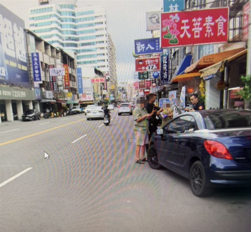 經員警查詢確認老翁無照駕駛屬實，立即依法製單舉發並將車輛移置保管。（圖／翻攝畫面）