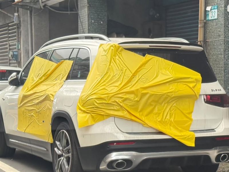 車主認為全車犀牛皮(車漆保護膜)毀損提告。(圖/翻攝畫面)