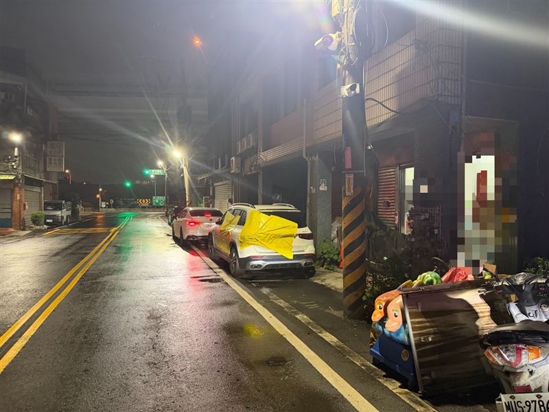 男子將賓士休旅車臨停在民宅前路邊白線上。(圖/翻攝畫面)