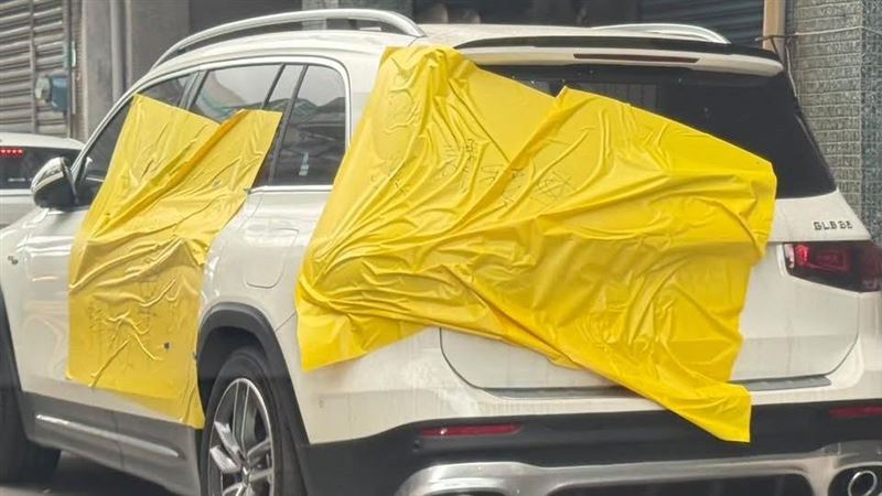 賓士臨停被「貼膜留字」　全車犀牛皮毀了