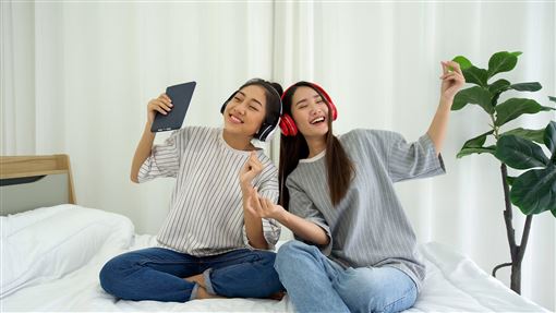 年底前推薦親朋好友加入「青春同行588」，雙方更可同享大流量及遠傳幣等豐富回饋，推薦越多送越多。（圖／遠傳提供） 