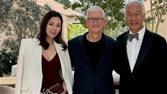 女球友風波燒2個月　曾馨瑩首同框郭台銘