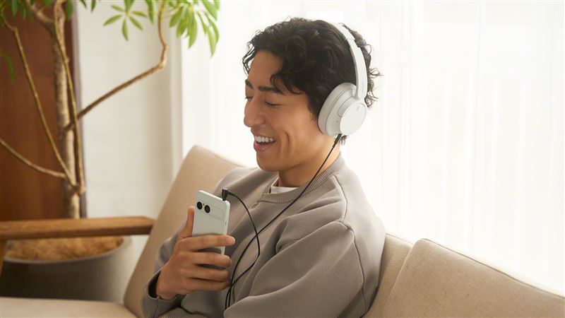 Xperia 10 VIII保留3.5mm耳機孔，可直接搭配有線耳機享受高品質音樂，輕鬆跟上復古潮流。（圖／台灣索尼提供）