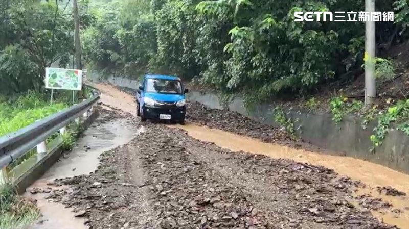 大雨狂炸台東,導致南迴公路多路段傳出災情,大武鄉也有產業道路出現泥流,碎石佈滿路面阻礙通行