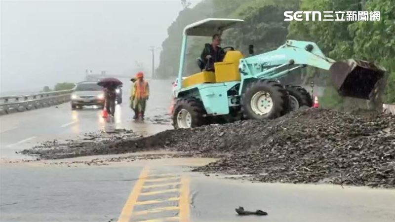 土石從山邊滑落阻礙通行,工程隊趕緊進駐清理滑落土石