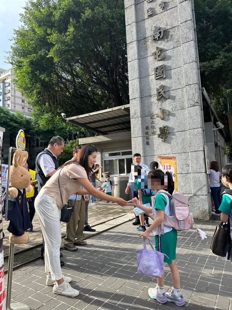 侯湘婷現蹤國小校門口。(圖/翻攝自臉書@臺中第四波麗士)
