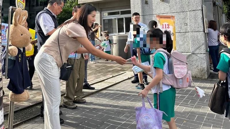 玉女歌手消失19年　現蹤校門口護童近況曝