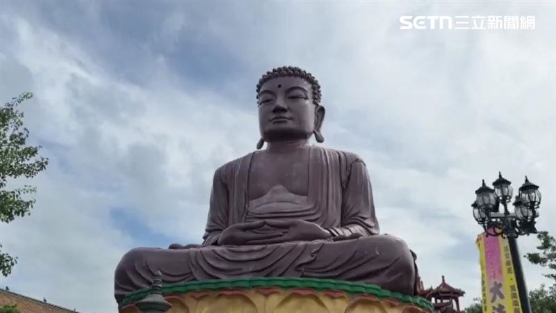 彰化知名的地標八卦山大佛疑似是因為近期豪雨侵襲,近期被民眾發現大佛臉部開始斑駁褪色,身上還充滿許多污漬及穢物