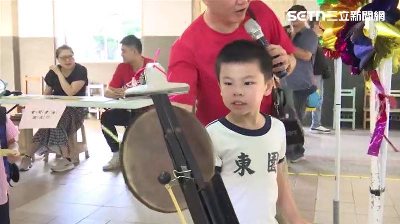 暑假正式結束,台北東園國小設置六道關卡,包含「蹲式廁所」體驗等等,幫助小一新生適應和消除緊張