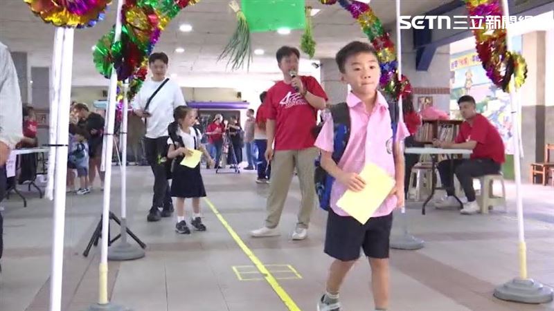 暑假正式宣告結束,小一新生首度踏入校園