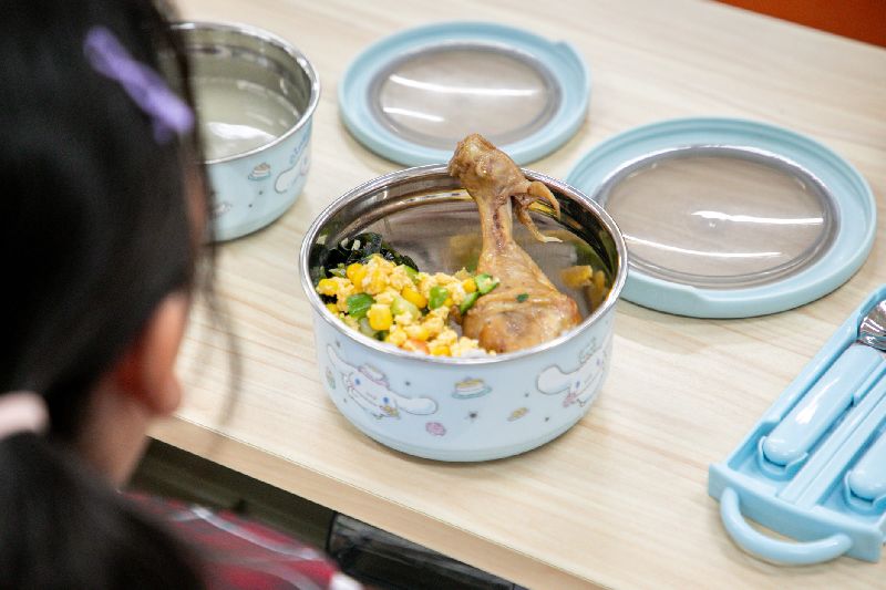 嘉義縣自115學年度起,全面推動所屬公立高中、國中及國小學生免費營養午餐政策,31日太保市祥和國小開學日菜單包括五穀米飯、什錦炒蛋、滷雞腿等