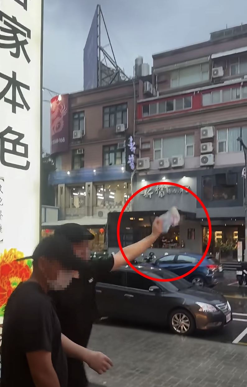 消費者與店家發生爭執,餐廳員工「灑鹽淨化」。(圖/翻攝自《新竹人新竹事》)