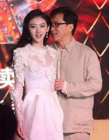 當年電影宣傳期間,劇組多次合體出席活動,成龍與景甜在台上互動頻繁。(圖/翻攝自微博)