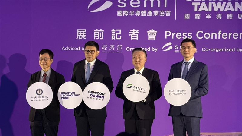 日月光執行長吳田玉於SEMICON展前記者會表示,AI發展才剛起步,長期而言將結合醫療與化學等學科帶來千倍效益,台灣應加速基礎建設與平衡資源。(圖/記者師瑞德攝影)