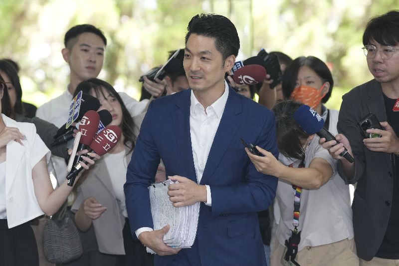 台北市長蔣萬安的長子蔣得立將赴美國做交換學生。蔣萬安8月31日下午赴議會備詢前親口證實,這是孩子自己的決定,希望能夠交換學生一年,主要希望能夠多探索自己的興趣、及拓展國際視野。(圖/中央社)