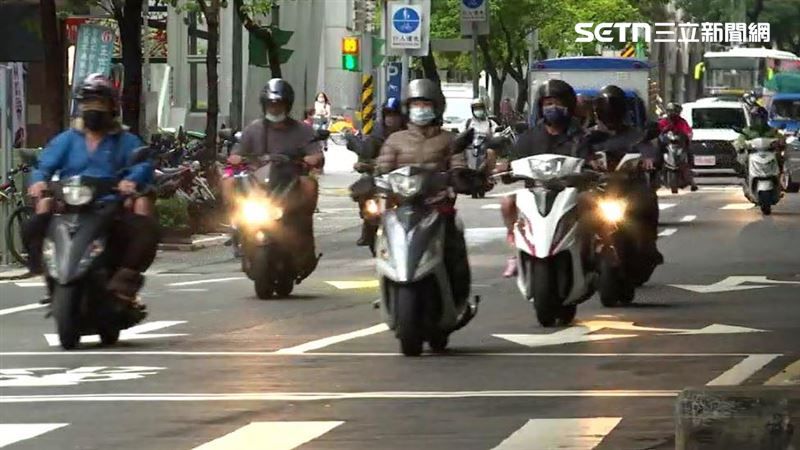 交通部鼓勵大家力拚「零違規」,兩個月沒有違規紀錄的汽機車駕駛就能登錄抽獎
