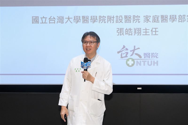 臺大醫院家庭醫學部家庭醫業科主任張皓翔分享臨床案例，提醒高齡及慢性病族群重視呼吸道感染後的健康衝擊，及早建立預防觀念