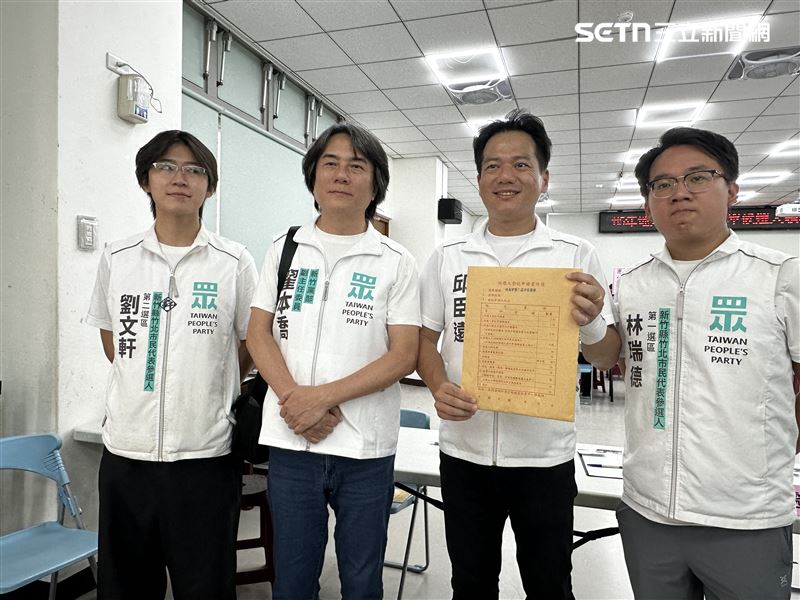 民眾黨徵召提名的竹北市長候選人邱臣遠,今(31日)領表。(圖/記者羅欣怡攝影)