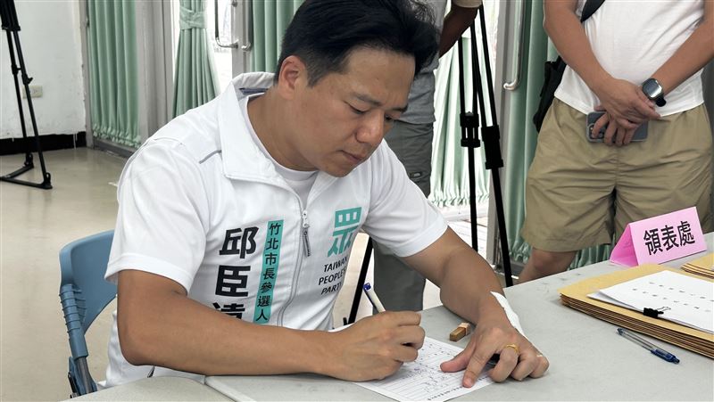 李貞秀登記喊一路綠燈…邱臣遠後腳來領表