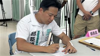 李貞秀登記喊一路綠燈…邱臣遠後腳來領表