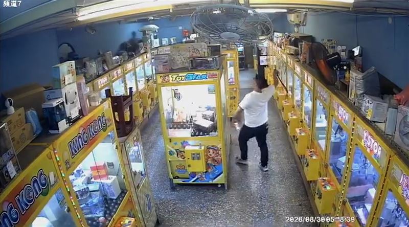 板橋娃娃機店遭亂刀揮砍　狂男落網曝原因