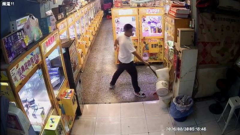 張姓男子因心情不好,持開山刀進入店內朝監視器、電扇等設備揮砍。(圖/翻攝畫面)