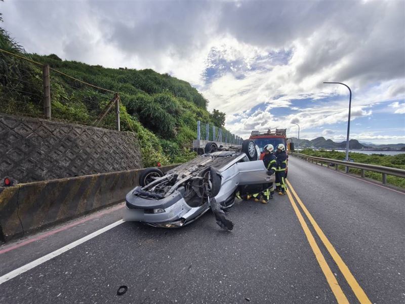 女子開車行經北部濱海公路陰陽海前時,不明原因失控翻覆受困車中。(圖/翻攝畫面)