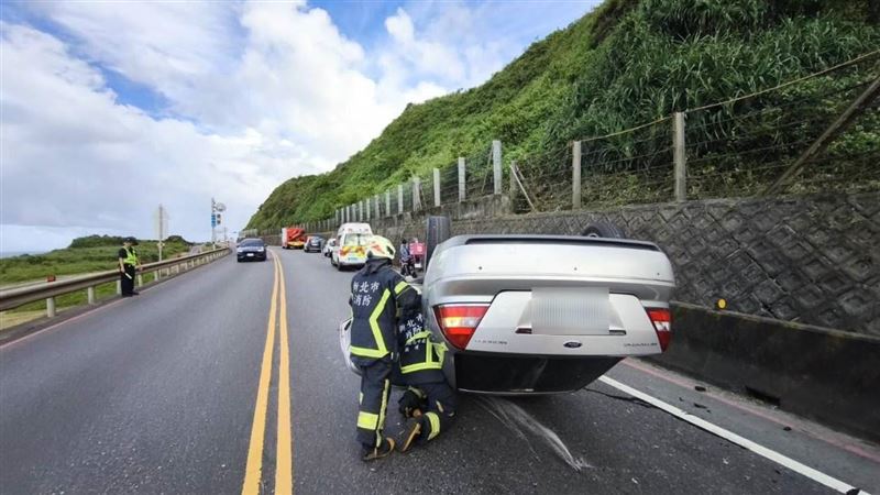 新／台2線陰陽海前事故　女駕駛翻車受困
