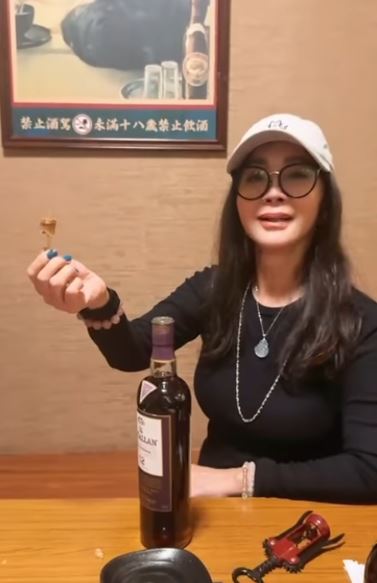 陳美鳳擔心使用一般開瓶器反而讓瓶塞掉進酒瓶,她臨時改用牙籤處理。(圖/翻攝自陳美鳳IG)