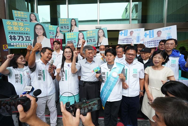 柯文哲今與妻子陳佩琪南下陪同民眾台南隊領表登記(圖/民眾黨提供)