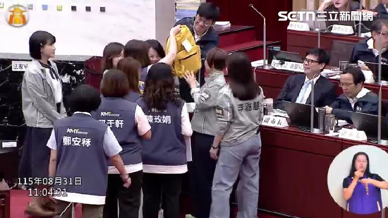 陳其邁最後總質詢　藍贈「柯志恩背包」