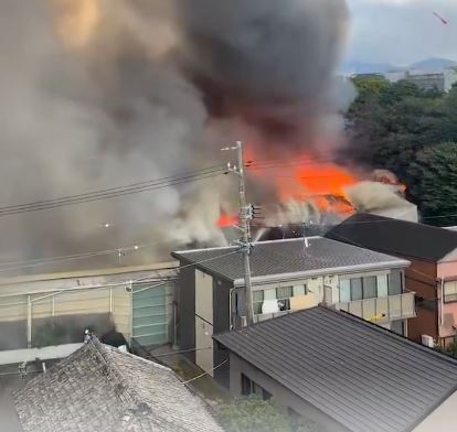 日本伊勢神宮附近商店街發生嚴重火災。(圖/翻攝自X@災害火災画像速報ニュース2)