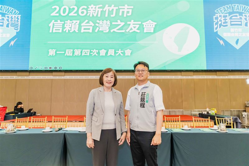 國家發展委員會副主任委員高仙桂(左),以「臺灣經濟新定價與戰略佈局」為題進行專題報告。(圖/翻攝畫面)