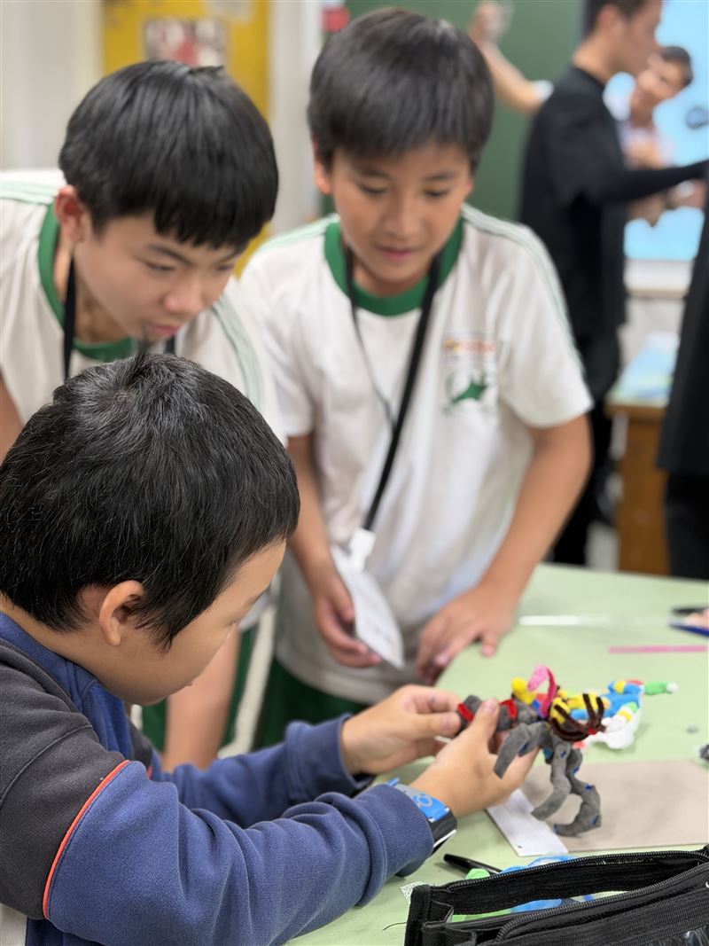 學生將製作設計的想法與夥伴討論並創作空間模型。(圖/新北市政府提供)