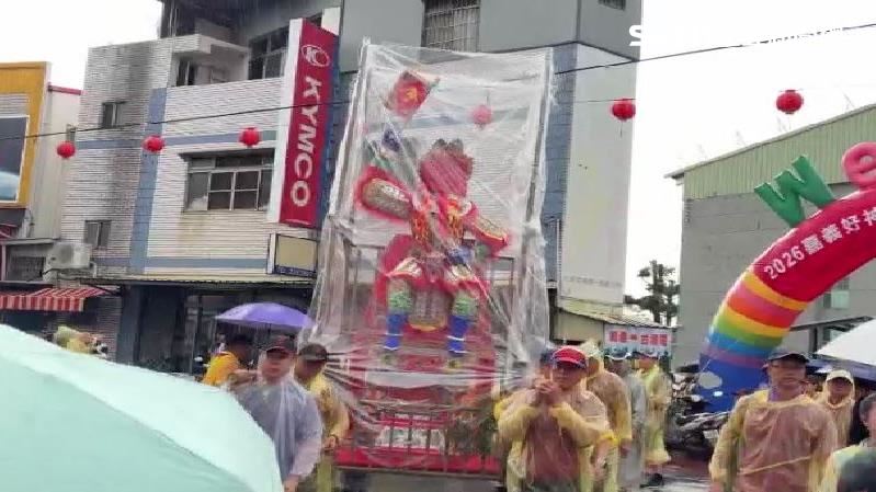 「大士爺祭」遇大雨　信徒製神明雨衣踩街