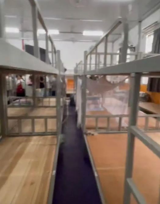 廣西有所高中竟然安排78人擠一間宿舍!雙層床塞滿空間,走道更窄到令人擔憂,萬一有突發事件怎麼逃生?(圖/翻攝自微博)