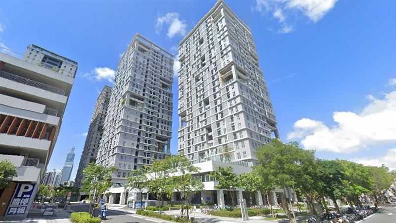 台北市廣慈博愛園區社宅日前發生7旬翁墜樓憾事,不少人詢問該戶會打折嗎?但其實該事件並未形成任何民間定義的凶宅,而住都中心表示,若是真有發生凶宅情事,抽到相關戶別會告知,中籤民眾有承租或候補選擇權利。(圖/翻攝Google Maps)