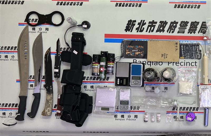 現場查獲手機17支、記帳筆記本3本、開山刀3把、摺疊刀2把等贓證物。(圖/翻攝畫面)