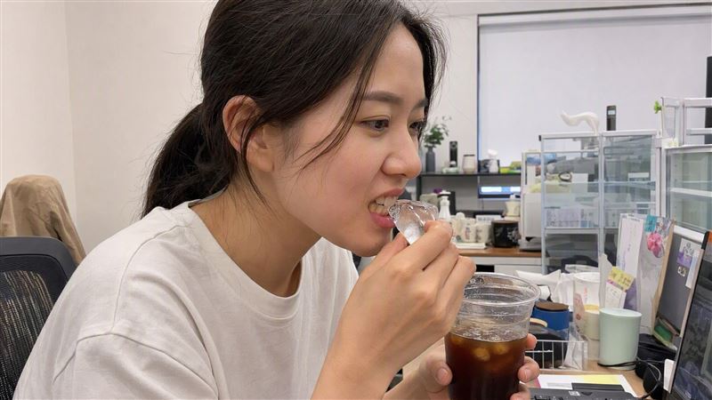 一名42歲OL半年狂咬冰塊,每天吃3大杯,還伴隨疲倦、嘴角潰爛,竟查出嚴重缺鐵及腎功能下滑,腎臟科醫師洪永祥揭5大警訊,包括異食癖、匙狀指等。(圖/AI製圖)
