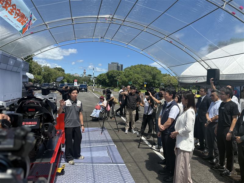 交通部也首度串聯國內主要機車大廠,在全國超過7,000家機車行設置「機車安全守護站」,提供免費機車安全健檢。(圖/記者李育道攝影)