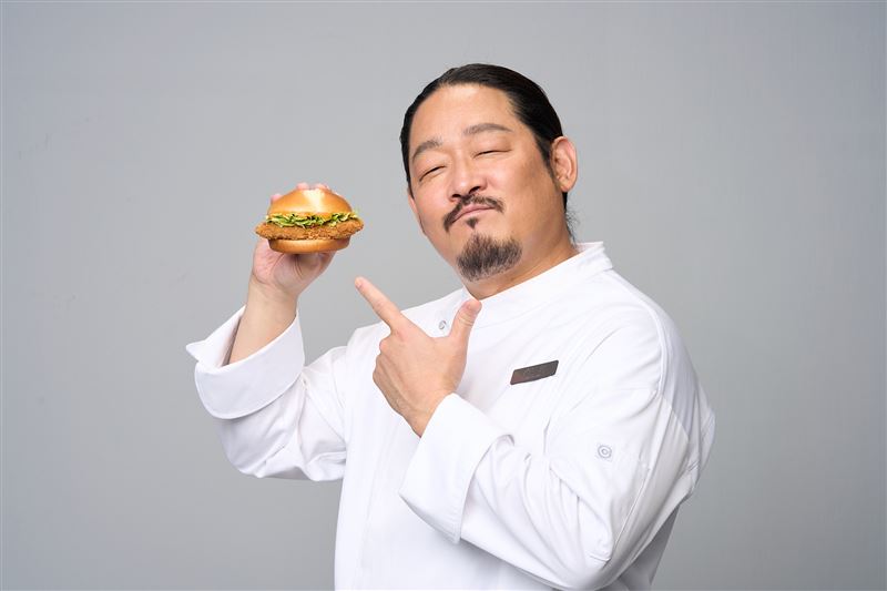 麥當勞全新「勁脆鷄腿堡」9月2日起勁脆登場,星級主廚金度潤美味代言。(圖/品牌業者提供)