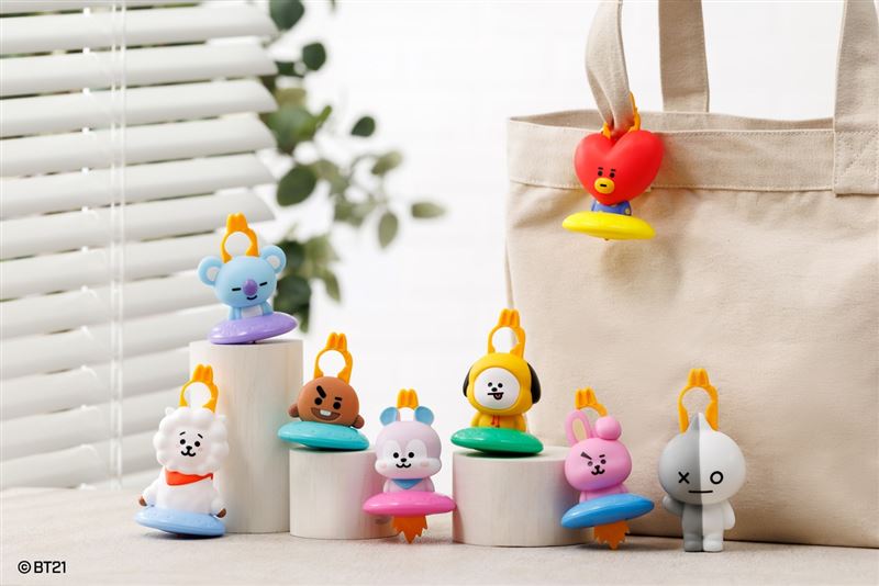 「BT21公仔」拉開可作為實用掛勾,收起即變身陀螺,隨時展現可愛萌力。(圖/品牌業者提供)