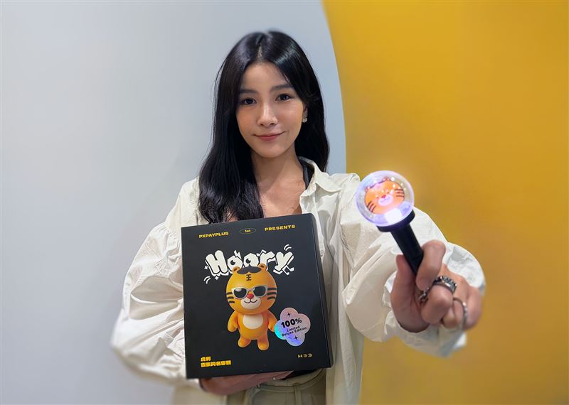 使用全支付購買旅遊商品抽「虎利」應援手燈、襪子等療癒周邊。（圖／品牌業者提供）