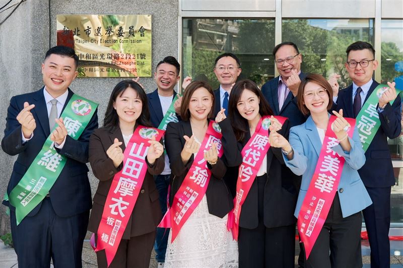 隸屬於民進黨正國會的7位新北市議員候選人今（31）日在立委王義川、李坤城陪同下，前往新北市選委會完成聯合登記參選。(圖/正國會提供)