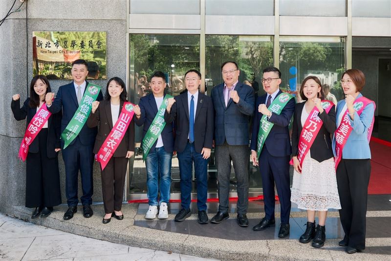 隸屬於民進黨正國會的7位新北市議員候選人今（31）日在立委王義川、李坤城陪同下，前往新北市選委會完成聯合登記參選。(圖/正國會提供)