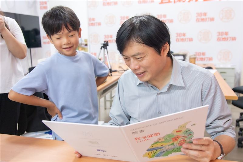 林國漳親頒「首席小小設計師」聘書，童趣手繪地圖溫暖選戰日常