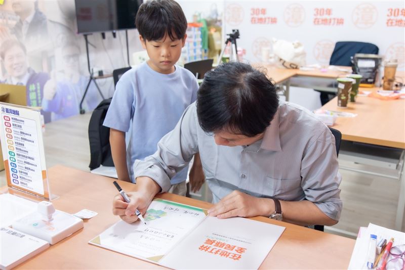 林國漳親頒「首席小小設計師」聘書，童趣手繪地圖溫暖選戰日常